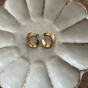 Vintage Gold Ribbed Earrings - Classic Women’s Jewelry